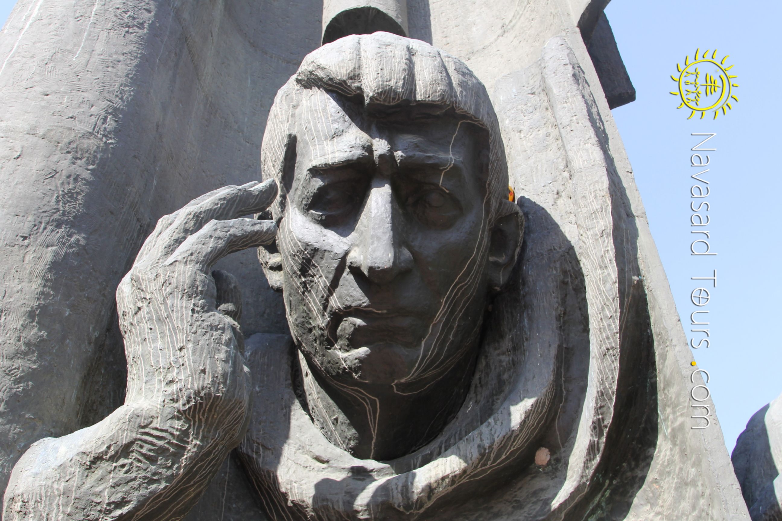 Егише чаренц. Памятник Егише Чаренцу. Памятник Егише Чаренцу в Ереване. Бюст Егише Чаренц. Чаренц Сарьян.